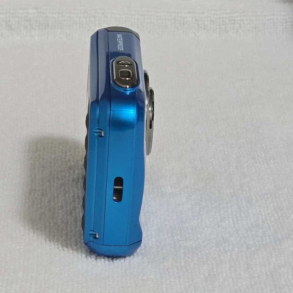 Bell Howell Splash WP7 Waterproof Digital Camera 12 MP 8X Zoom 2.4 LCD Bundle
